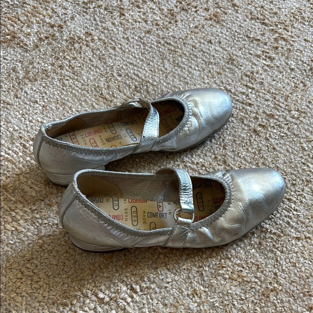 Vintage Silver Mary Jane Shoes, size 7.5 - Picture 2 of 5